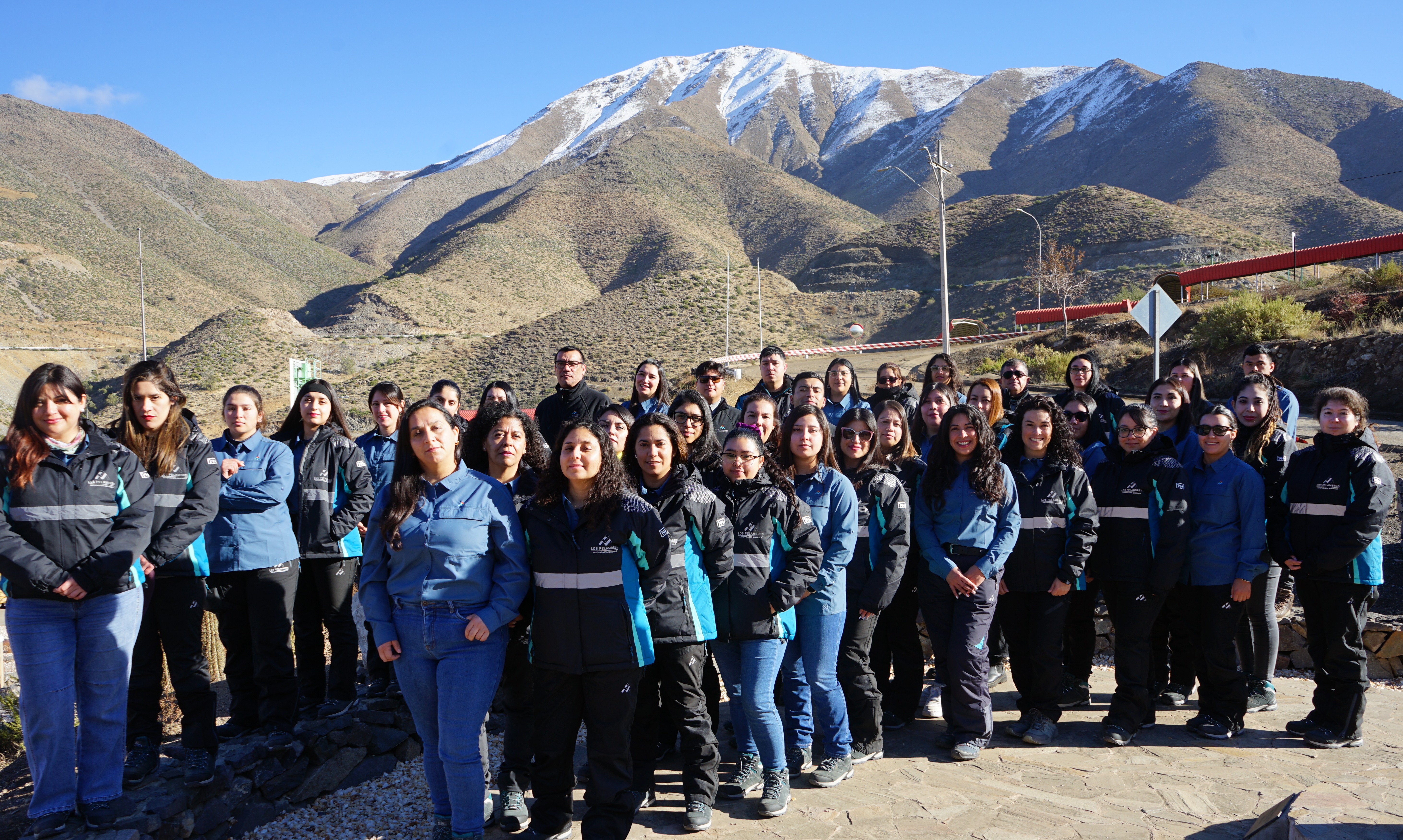 Los 40 aprendices provienen principalmente de localidades cercanas a la operación minera: 11 de Illapel, 10 de Salamanca, 8 de La Serena y Coquimbo, 3 de Los Vilos, 2 de Canela y 6 de otras regiones. Del total 34 son mujeres y 6 hombres.